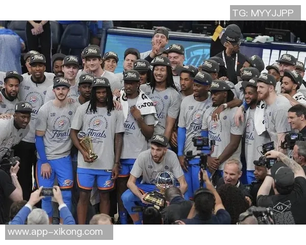 15岁卡布拉尔荣获梅西杯冠军最佳射手与MVP合照引发热议