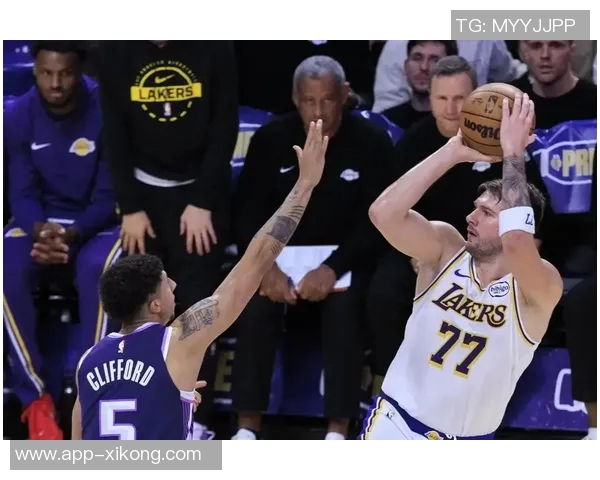 官网MVP榜更新约基奇亚历山大东契奇继续领跑里夫斯强势攀升至第七位 官网MVP榜更新约基奇亚历山大东契奇继续领跑里夫斯强势攀升至第七位